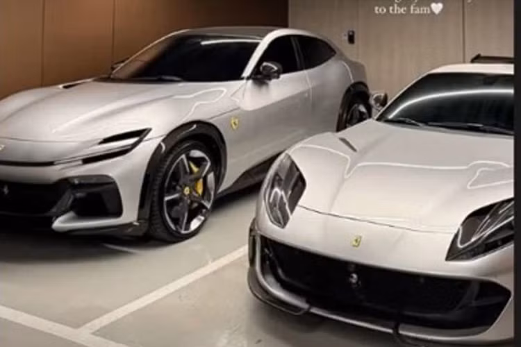 Hình ảnh trong bài đăng của Lisa về siêu xe Ferrari không nêu rõ chi tiết về mẫu ôtô mới nào được bổ sung vào garage, tuy nhiên, không khó để nhận ra chiếc xe mà nữ ca sĩ đã mua là Ferrari Purosangue - mẫu SUV đầu tiên của hãng siêu xe thể thao Italy.