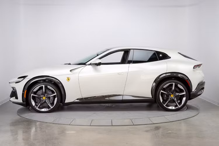 Tại thị trường Hàn Quốc, giá xe Ferrari Purosangue khởi điểm từ 500 triệu won (tương đương 8,9 tỷ đồng). Tuy nhiên, nếu mua ở Việt Nam, mẫu xe này có giá khởi điểm lên tới 40 tỷ đồng.