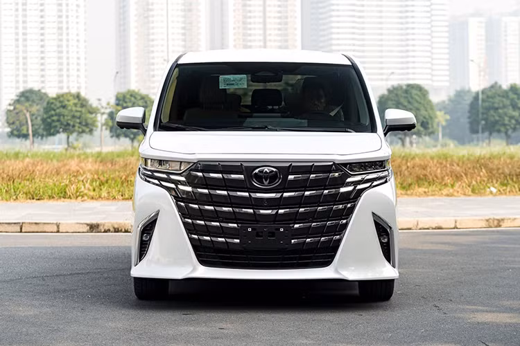 So với bản tiền nhiệm, thiết kế của xe đã liền mạch, tinh tế hơn. Phần đầu xe tích hợp đèn định vị ban ngày vào mặt ca-lăng, cụm đèn chiếu sáng công nghệ LED sắc sảo hơn. Bên dưới có hốc gió giả tích hợp đèn sương mù và ốp viền mạ crôm. Logo Alphard trên mặt ca-lăng chuyển sang vị trí viền cửa của hàng ghế lái. 