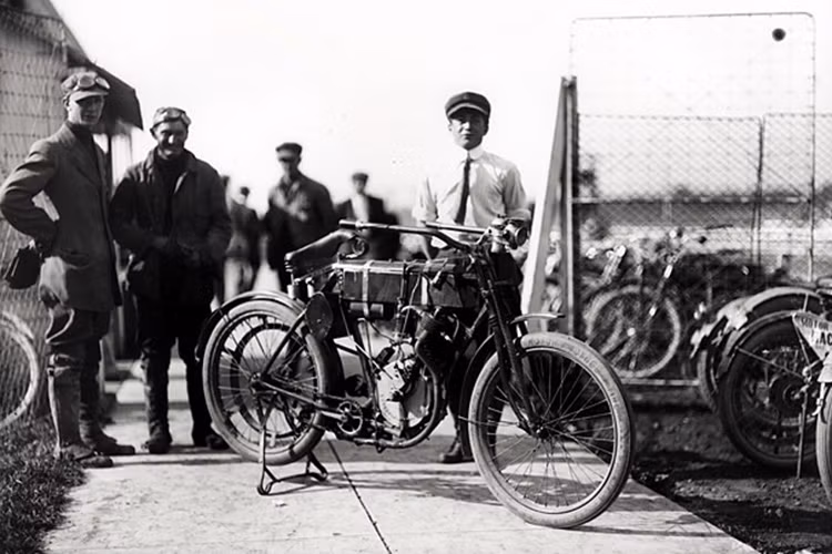 Ít người biết rằng thương hiệu Harley-Davidson nổi tiếng toàn cầu ngày nay đến từ chàng thanh niên William Harley, khi mới 21 tuổi anh đã vạch ra kế hoạch chế tạo động cơ 116cc để lắp vào chiếc xe đạp.