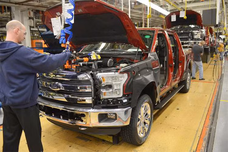 Bộ ba thương hiệu xe hơi đình đám gồm Ford, Fiat Chrysler cho hay; ước tính, mức thuế nhập khẩu 25% sẽ tương ứng với gánh nặng 83 tỷ USD đè lên ngành công nghiệp ôtô và người tiêu dùng Mỹ.