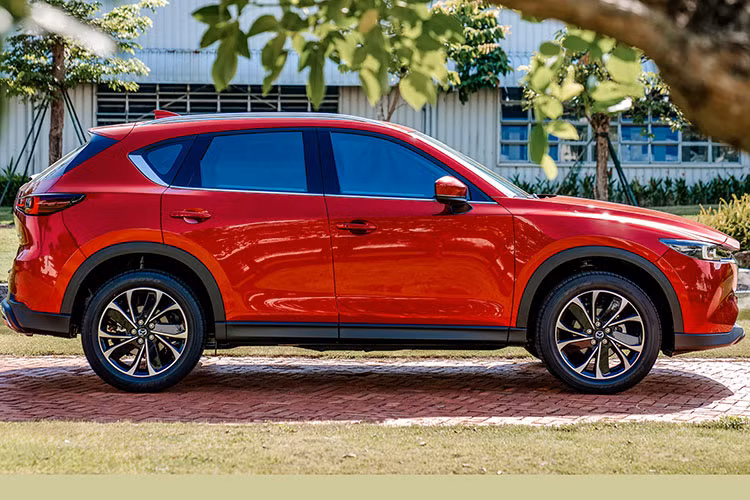 Xe cunbgx có tính năng hỗ trợ giữ làn đường (LAS), hỗ trợ phanh chủ động (SBS), hỗ trợ phanh thông minh trong thành phố trước/sau (SCBS F&amp;R), cảnh báo mất tập trung, hệ thống kiểm soát hành trình bằng radar và camera 360 độ.