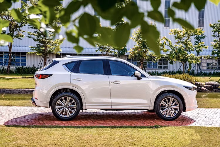 Như vậy, Mazda CX-5 2023 tại Việt Nam sẽ có tổng cộng 7 phiên bản với giá bán dao động từ 749 - 999 triệu đồng. Với giá bán này, CX-5 vẫn là một trong những mẫu SUV cỡ C rẻ nhất trong phân khúc. Qua tên gọi, có thể thấy Mazda CX-5 2023 bản 2.5L Signature Sport sẽ được trang bị gói ngoại thất Sport. Trong khi đó, bản 2.5L Signature Exclusive lại được trang bị gói Exclusive.