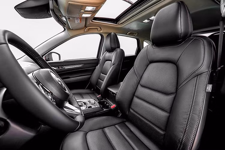 Màn hình của Mazda CX-5 2023 bản 2.5L hiển thị thông tin kính lái HUD, gương chiếu hậu chống chói tự động tràn viền, điều hòa tự động 2 vùng độc lập, hệ thống âm thanh Bose 10 loa và lẫy chuyển số sau vô lăng.