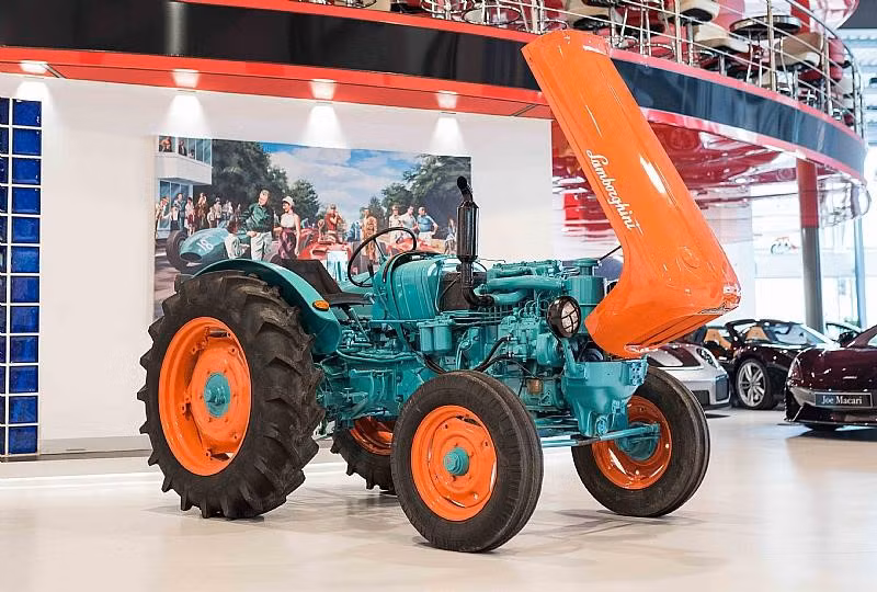 Tuy được gắn mác của hãng siêu xe đình đám Ý, nhưng chiếc máy kéo Lamborghini 2R có giá rẻ hơn nhiều siêu xe cùng hiệu "bò tót".