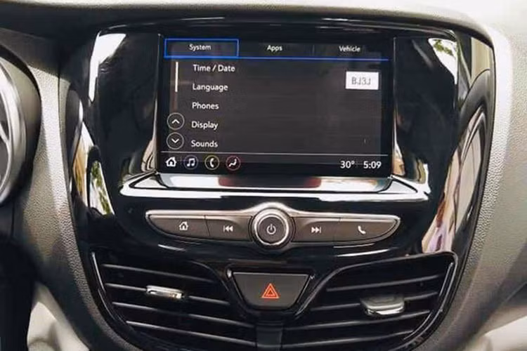 Hệ thống thông tin giải trí trên bản tiêu chuẩn chỉ có kết nối AM/FM, MP3 và 1 cổng USB. Phiên bản cao cấp có thêm màn hình 7 inch, kết hợp âm thanh 6 loa, vô lăng tích hợp nút bấm, hỗ trợ thoại rảnh tay…