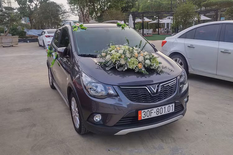 Chiếc xe ôtô Vinfast Fadil này theo tìm hiểu được chủ nhân tịa Hà Nội mua hồi giữa năm 2019, sau khi quyết định lập gia đình anh chàng này đã trưng dụng luôn chiếc xe của mình thành xe hoa cho ngày trọng đại nhất. Mặc dù chỉ là mẫu xe rẻ nhất của Vinfast, nhưng khi được trang trí thêm hoa cưới nó trở nên đáng yêu hơn trong mắt nhiều người.