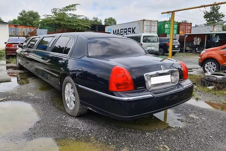 Tại Mỹ, các mẫu xe 3 khoang chủ yếu được phát triển từ 2 thương hiệu là Lincoln và Cadillac. Trong đó, Cadillac thường được biết tới với hình ảnh gắn liền cùng các Tổng thống và quan chức cấp cao trong Chính phủ Mỹ. Ngược lại, các mẫu Limousine tới từ thương hiệu Lincoln như mẫu Lincoln Town Car Limousine lại thường xuất hiện cùng giới tài phiệt và doanh nhân.