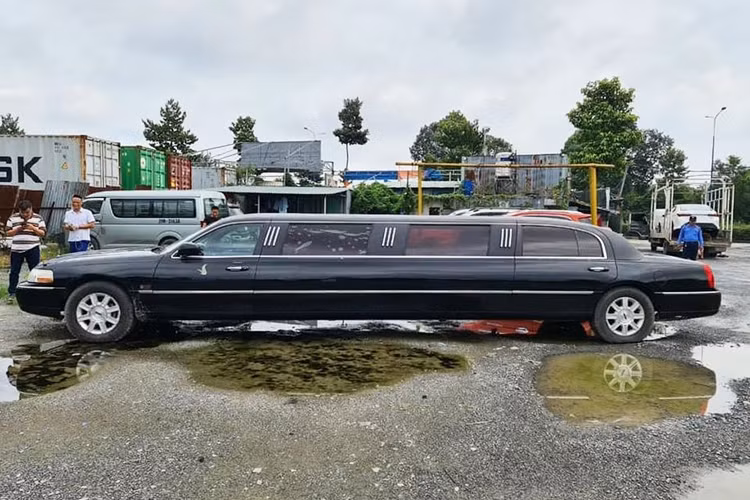 Theo tìm hiểu, chiếc Lincoln Town Car Limousine 3 khoang này thuộc thế hệ stretch limousine thứ 5, giai đoạn 2003 - 2009. Vào những năm 2010 sau khi về Việt Nam, Lincoln Town Car Limousine đã gây sự chú ý đặc biệt nhờ kích thước khủng của mình với chiều dài lên tới 8,5m, thiết kế chuẩn xe 3 khoang hạng sang.