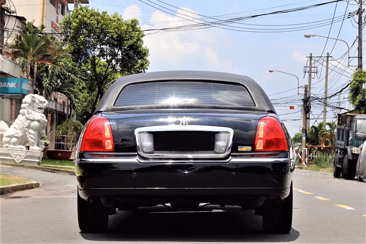 Hiện tại, mức ODO của xe vẫn chưa được tiết lộ. Xét về kích cỡ, Lincoln Town Car Limousine dễ dàng làm lu mờ những chiếc Mercedes-Benz S-Class với chiều dài lên tới 8,5m. Xe sở hữu khối động cơ V8, dung tích 4.6L sản sinh công suất 239 mã lực và mô-men xoắn cực đại 389Nm.
