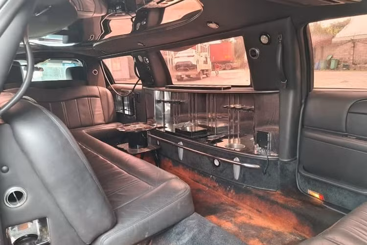 Lincoln Town Car Limousine đời cũ này sở hữu nước sơn ngoại thất màu đen cùng rất nhiều các chi tiết mạ crome sáng bóng. Bên cạnh kích thước đồ sộ, xe còn tạo được điểm nhấn về thẩm mỹ nhờ thiết kế sang trọng và bảnh bao. Tuy nhiên, thứ khiến Lincoln Town Car Limousine trở nên đặc biệt trong mắt khách hàng chính là khoang cabin phía sau vô cùng rộng lớn. 