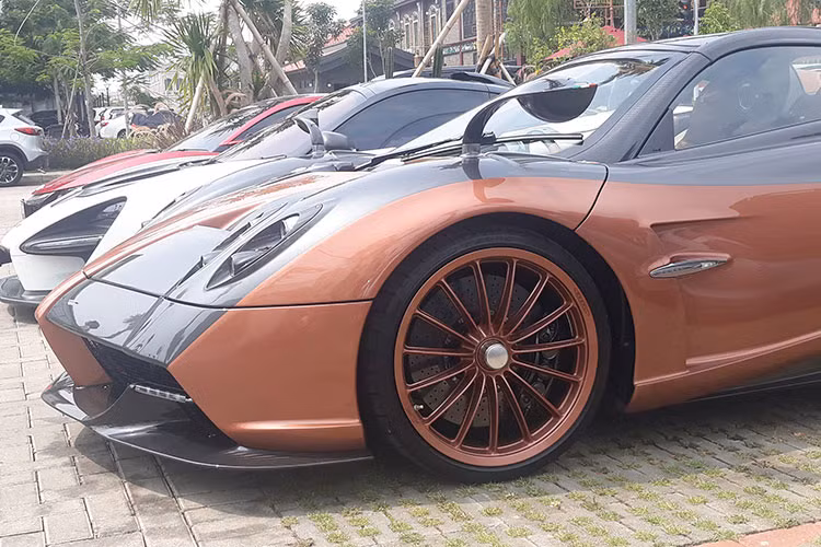 Chỉ có 100 xe Pagani Huayra Roadster đặc biệt được sản xuất bằng với số lượng xe bản Coupe nhưng siêu phẩm của đại gia Indonesia chỉ sở hữu cửa ngang bình thường thay vì cửa cánh chim như xe Pagani Huayra của Minh "Nhựa". Lý do là cơ cấu mui trần đã khiến hãng xe Ý phải lắp cửa "phổ thông" cho "thần gió" mui trần. 