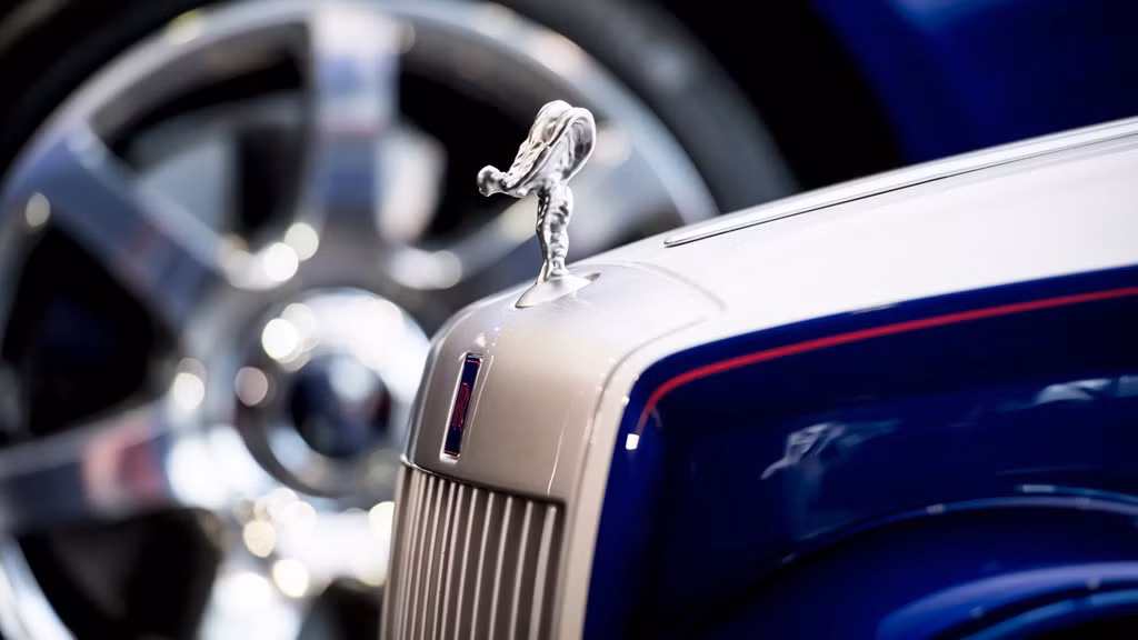 Biểu tượng Spirit of Ecstasy đặc trưng của Rolls-Royce cũng được gắn trước đầu xe. Logo và lưới tản nhiệt mạ chrome sang trọng không thua kém gì những chiếc xe thương mại của Rolls-Royce.