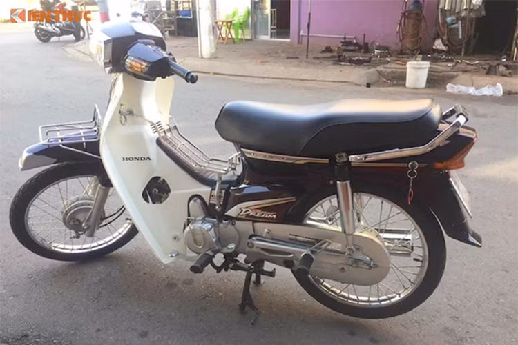 Hiện nay những chiếc xe máy Honda Super Dream nguyên bản và còn như mới trên thị trường còn khá ít, nhiều chiếc còn được thét giá lên đến trăm triệu đồng. Đơn cử như chiếc xe trong ảnh này tại Long An, nó thuộc đời cuối 2011 còn mới tinh, kèm biển số đẹp được một người bán xe máy tại Long An treo giá 100 triệu đồng.