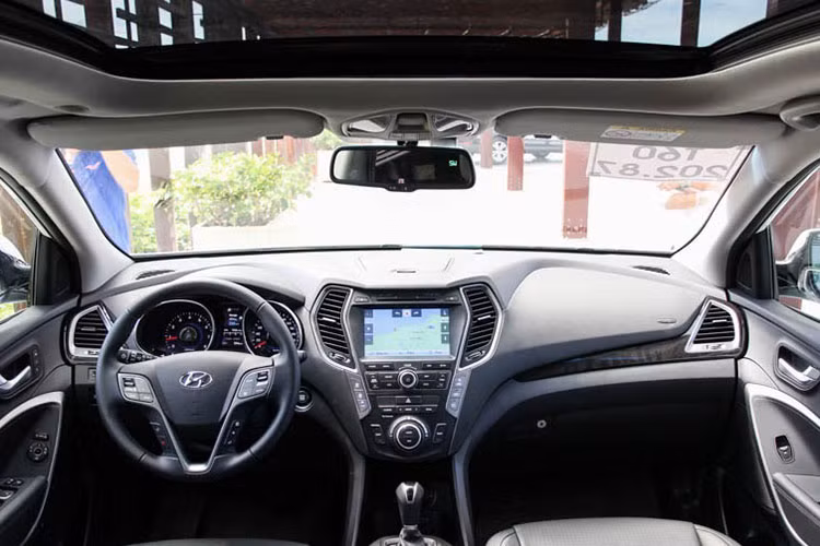 Nội thất của Hyundai SantaFe 2016 có không gian rộng rãi được giữ nguyên, với các nút điều khiển được bố trí để người lái và hành khách có thể dễ dàng thao tác. Khách hàng có thể lựa chọn 2 màu nội thất cho xe là màu Xám hoặc màu Be. Hệ thống thông tin giải trí trên xe với màn hình DVD 8 inch tích hợp camera lùi cùng bản đồ dẫn đường chính hãng...