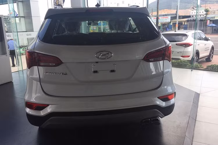 Thân xe của Santa Fe bao gồm bộ mâm đúc có thiết kế mới cùng gương chiếu hậu chỉnh điện tích hợp đèn báo rẽ LED. Công nghệ chiếu sáng LED tiếp tục được Hyundai áp dụng cho đèn hậu của xe, khiến SantaFe có vẻ hiện đại hơn. Nằm bên dưới cản sau là cặp ống xả kép với chụp hình tứ giác thể thao.
