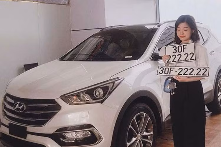 Ngày 13/6 vừa qua, một người mua xe Hyundai Santa Fe tại đại lý Lê Văn Lương (Hà Nội) đã bất ngờ bốc trúng biển số 30F-222.22. Đây là biển "ngũ quý 2" đầu biển 30 thứ 3 tại thủ đô, sau một chiếc S600 Maybach và CR-V với đầu biển 30E và 30A. Không lâu trước đây, một chiếc Volvo XC90 được chủ xe bấm được biển 30F-111.11.