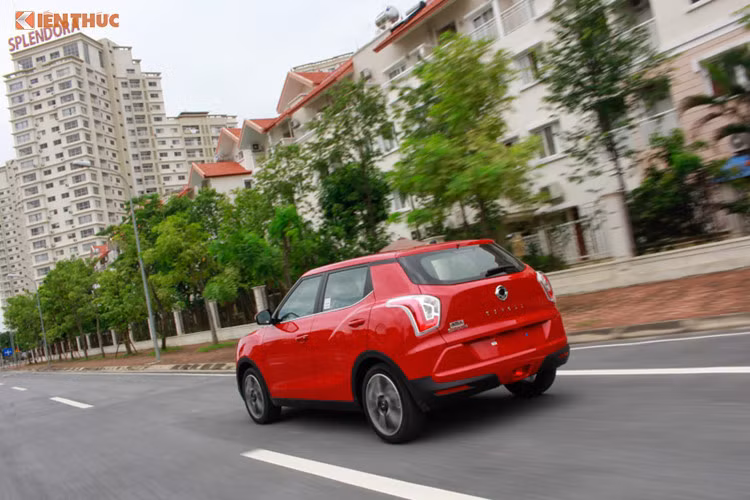 So với đối thủ Ford EcoSport đang bán tại Việt Nam, Ssangyong Tivoli sở hữu những trang bị không kém cạnh như gương kính chỉnh điện, đèn xi-nhan tích hợp gương chiếu hậu, vô-lăng tích hợp nút bấm…Đồng thời có thêm nhiều trang bị khá hấp dẫn như gập gương điện, điều khiển tay ga hành trình, 3 chế độ lái… tuy nhiên doanh số xe khá thấp.