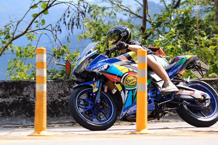 Tại thị trường Việt Nam, Yamaha YZF-R3 được bán với giá 150 triệu đồng, bảo hành 3 năm hoặc 30.000 km. Hiện tại, hãng xe Nhật Bản đã bắt đầu nhận đặt xe qua Internet.
