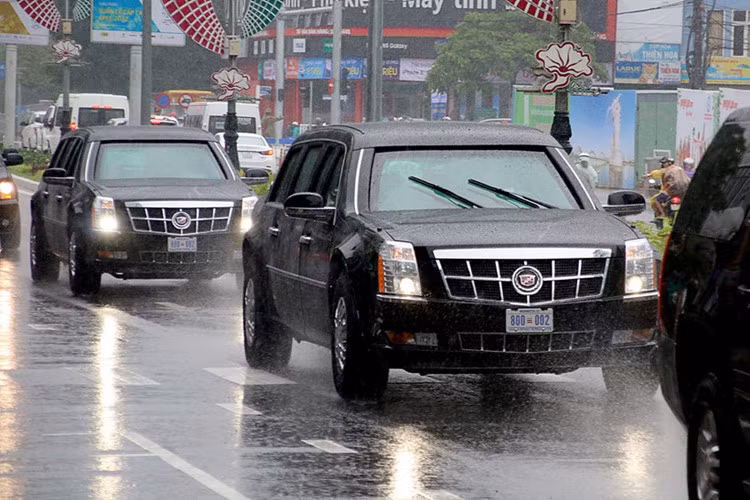Thường có ít nhất hai chiếc siêu xe limousine bọc thép và Tổng thống Mỹ sẽ dùng một trong số đó, những chiếc còn lại đóng vai trò nguỵ trang. Trong chuyến công du tới Việt Nam của nhà lãnh đạo Mỹ để tham dự hội nghị cấp cao APEC 2017 ở Đà Nẵng, Mật vụ Mỹ mang theo hai chiếc Cadillac One giống hệt nhau, với biệt danh "Quái thú" (The Beast).
