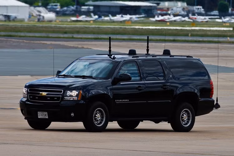 Bên cạnh đó còn có những chiếc SUV đặc chủng, trong đó mọt số chiếc có tên gọi (Halfback) chở phân đội mật vụ đặc nhiệm với ít nhất 4 đặc vụ ddược trang bị vũ khí, xe phá sóng xe chở các cố vấn cùng bộ chỉ huy, xe chở bác sĩ cùng đội ngũ hỗ trợ cho Tổng thống Mỹ khi gặp tình huống.