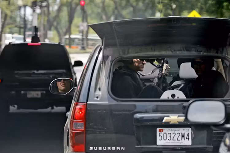 Trong ảnh là một chiếc Suburban, nó có nhiệm vụ phát hiện tên lửa hay thiết bị nổ, gửi tín hiệu gây nhiễu thiết bị điện tử và gây nhiễu thiết bị nổ.