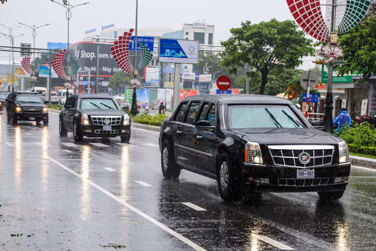 Ngoài ra, có thể bên trong xe sẽ được trang bị một cơ chế khoá an toàn, tức là trong trường hợp khẩn cấp, toàn bộ cửa xe được tự động khoá. Xe được trang bị các camera hồng ngoại, định vị GPS, hệ thống liên lạc vệ tinh cho phép nó hoạt động trong bất kỳ điều kiện nào và đảm bảo rằng Tổng thống luôn luôn có thể liên lạc. 