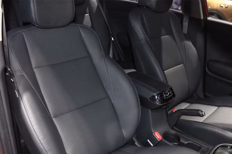 Dù chỉ sở hữu chiều dài cơ sở 2.590mm nhưng KX3 2019 vẫn có đủ khoảng duỗi chân cho hành khách ngồi trên ghế sau. Trong khi đó, cột C ngả sau đảm bảo khoảng trống trên đầu cho hành khách. Tất nhiên, khoang hành lý của Kia KX3 khá hạn chế nhưng vẫn đủ để sử dụng hàng ngày.