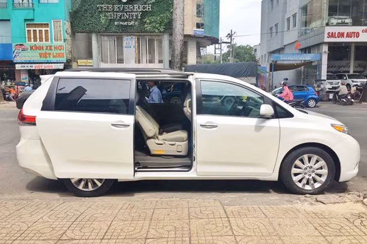 Ngoài ra, không gian chứa đồ rộng rãi ở hàng ghế phía sau, người lái có thể nhẹ nhàng gia tăng diện tích bằng cách gập ghế qua công tắc điện. Một điểm độc đáo của nội thất Toyota Sienna là ghế có thể ngửa sâu ra sau và có chỗ để chân dành cho du khách nghỉ ngơi sau mỗi quãng đường dài.