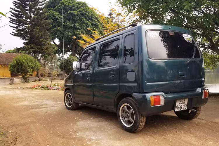 Suzuki Wagon là mẫu xe nằm trong phân khúc cỡ nhỏ dành cho đô thị nội địa của Nhật Bản, những phiên bản mới của mẫu xe này gần như không có Việt Nam. Những chiếc xe cũ trên thị thường hiện nay chủ yếu từ đời 2002 đến khoảng 2007. Xe có kích thước nhỏ gọn, dễ lái và được nhiều người mới chơi quan tâm nhờ giá rẻ.