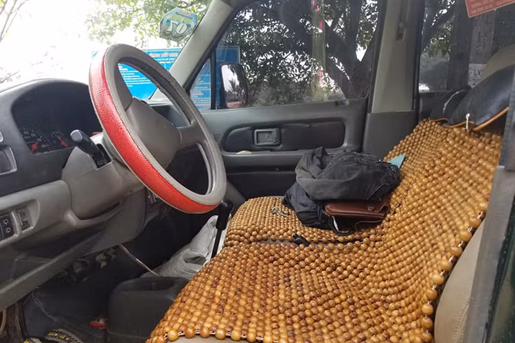 Suzuki Wagon có kiểu dáng thiết kế vuông vức với 5 chỗ ngồi, phù hợp để chở đồ mà không chiếm quá nhiều diện tích. Xe có kích thước tổng thể 3.400 x 1.575 x 1670 mm, chiều dài cơ sở 2.335 mm. Xe có 5 cửa tiện dụng, khoang chứa hành lý có thể mở rộng khi gập hàng ghế sau.