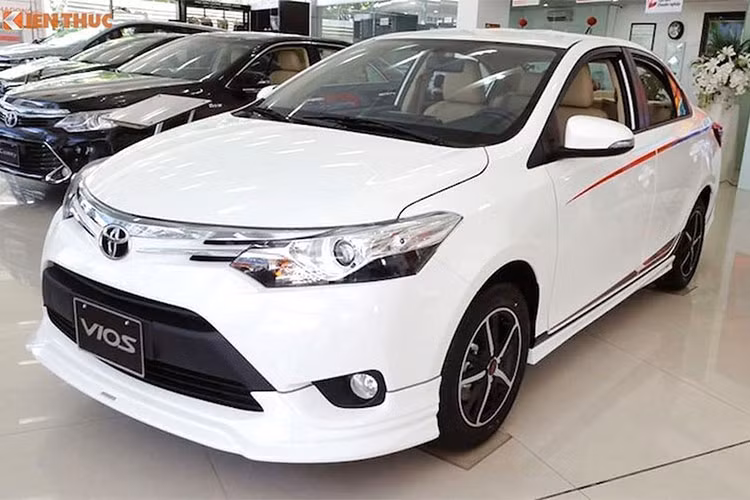 Xe được trang bị động cơ 1.5L đi kèm hộp số sàn 5 cấp, với mức tiêu hao nhiên liệu khoảng 6L/100 km hỗn hợp. Ngoài ra, nội thất mẫu xe này chỉ được trang bị ghế nỉ, ghế chỉnh cơ, điều hòa cơ, 2 túi khí. Khách hàng mua Toyota Vios 1.5E số sàn trong tháng 4/2018 sẽ được giảm 15 triệu đồng tiền mặt, giá thực tế chỉ còn 498 triệu đồng.