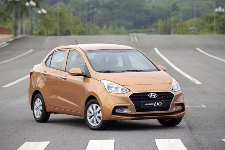 Grand i10 là một trong những mẫu xe bán chạy nhất của Hyundai Thành Công với lợi thế nhỏ gọn, trang bị tốt và giá bán hợp lý phù hợp với nhiều đối tượng khách hàng. Với sự đa dạng về phiên bản, phiên bản xe sedan giá rẻ này đáp ứng với từng lựa chọn của nhiều đối tượng khách hàng.