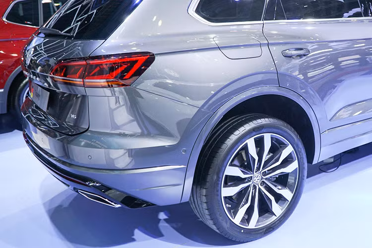 Phong cách thể thao của Volkswagen Touareg thế hệ mới tiếp tục được thể hiện qua đường gờ nổi chạy dọc thân (phía trên tay nắm cửa), cùng các bánh xe 18 inch trên các biến thể tầm thấp và 21 inch ở các bản cao cấp hơn. So với người tiền nhiệm, xe dài hơn trước 77 mm (tổng 4.878 mm), rộng hơn 44 mm (1.984 mm) trong khi thấp hơn 7 mm (1.702 mm).