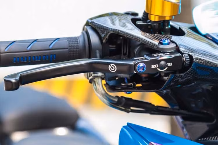Cụ thể, pần cụm ghi đông tay lái đã được anh thay thế hoàn toàn từ cụm ghi đông của xe Yamaha NVX. Phần chắn gió được vẽ AirBrush với chữ ký của tay đua nổi tiếng Valentino Rossi - thành viên của đội đua Yamaha Factory Racing. Cụm tay thắng trước của thương hiệu Brembo RCS19 với bình dầu Rizoma vàng nổi bật.