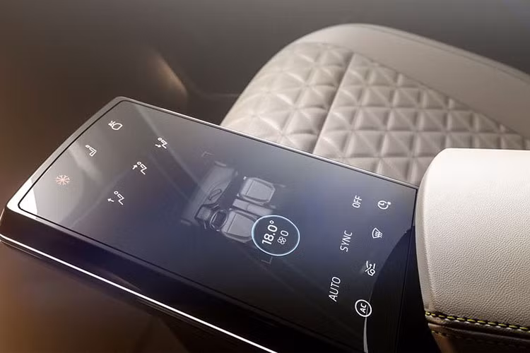 Các nút bấm vật lý trên xe ôtô điện Byton M-Byte được tối giản hết mức nhằm tuân thủ theo tiêu chí “công nghệ số” hoàn toàn. Để điều chỉnh, người lái sẽ tương tác với màn hình hiển thị thông qua cảm ứng hoặc trợ lí ảo Amazon Alexa, giúp truy cập video và nội dung âm thanh dễ dàng hơn.