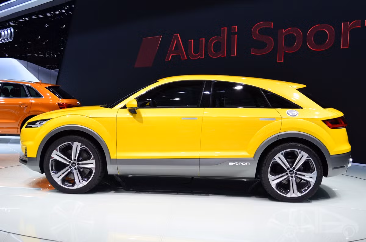 Hiện thiết kế chính thức của của mẫu SUV hạng sang Audi Q4 cũng đã được hoàn thiện từ cuối năm ngoái. Tương tự Q6 chạy điện sắp ra mắt và Q8 mới, Audi Q4 cũng sở hữu kiểu dáng SUV lai Coupe với phần nóc mượt mà cũng như cửa cốp theo phong cách liftback.