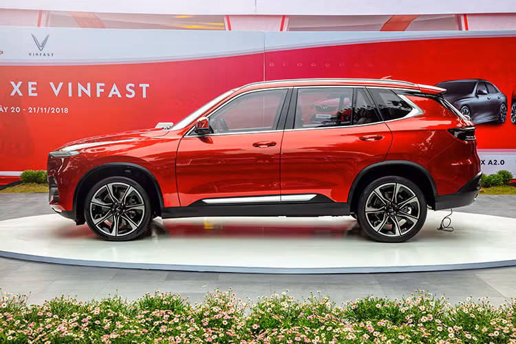 Xe sử dụng dùng khung gầm của SUV hạng sang X5 thế hệ cũ. Xe sở hữu kích thước bao gồm chiều dài 4.940 mm, rộng 1.960 mm, cao 1.773 mm và chiều dài cơ sở 2.933 mm. So với mẫu BMW X5 thế hệ cũ VinFast Lux SA2.0 nhỉnh hơn về chiều dài và rộng, nhưng lại thấp hơn X5 thế hệ cũ.
