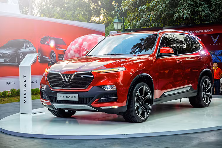 Xe VinFast Lux SA2.0 vua ra mat, giam gia 682 trieu dong