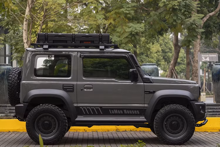 Với tổng chi phí gần 1,1 tỷ đồng cho hàng loạt "đồ chơi" sau khi nâng cấp, chiếc Suzuki Jimny chất chơi này đã trở thành một món đồ chơi đắt giá, thể hiện cá tính mạnh mẽ của chủ xe.