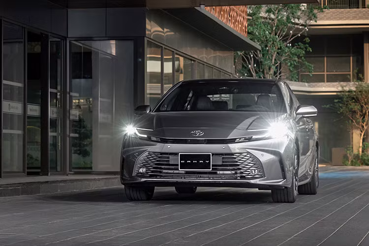 Pin Hybrid trên Camry 2025 được chuyển từ dạng Ni-MH sang Lithium-ion với kích thước pin nhỏ gọn hơn, trọng lượng nhẹ hơn và công suất cao hơn. Do đó, mang lại khả năng tăng tốc vượt trội. Chế độ thể thao cũng có sẵn trên phiên bản Hybrid.