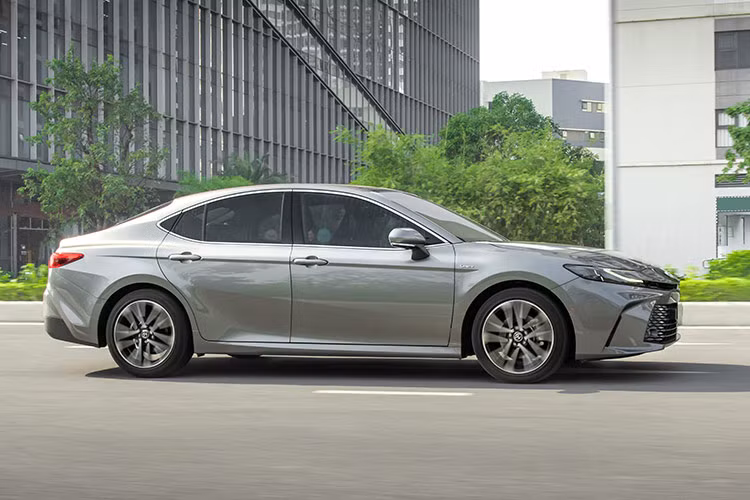 Về trang bị an toàn, bên cạnh Hệ thống an toàn chủ động Toyota (Toyota Safety Sense – TSS) cùng các trang bị an toàn tiên tiến nhất, Toyota Camry hoàn toàn mới 2025 còn được tăng cường thêm tính năng an toàn với Hệ thống hỗ trợ ra khỏi xe an toàn và Phanh hỗ trợ đỗ xe.