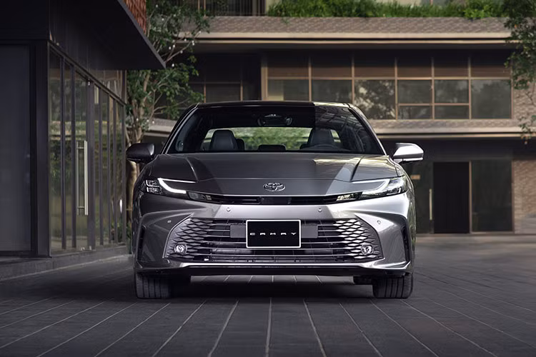 Toyota Camry hoàn toàn mới 2024 tại Việt Nam sẽ có 2 phiên bản Hybrid và 1 phiên bản xăng cùng 5 lựa chọn màu sắc (Trắng Ngọc Trai, Đen, Đỏ, Xám Ánh Kim, Xám Ánh Bạc).