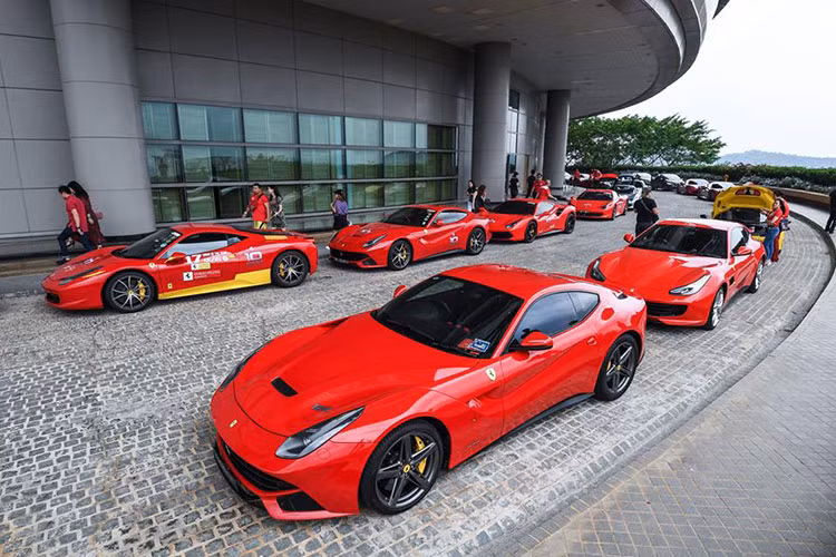 Các thành viên trong đoàn Ferrari Singapore khi đến Malaysia tham dự vào buổi ra mắt dòng xe Ferrari F8 Tributo. Phải đến tháng 9 năm nay, giới nhà giàu Singapore mới được chính thức ra mắt Ferrari F8 Tributo.