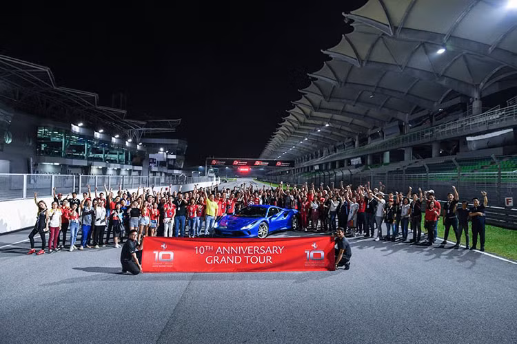 Siêu xe Ferrari F8 Tributo cũng được đem đến đường đua Sepang cho các tay chơi lắm tiền của Singapore trải nghiệm thực tế.