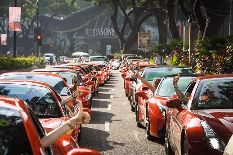 Cảnh tượng tắc đường do dàn siêu xe Ferrari gây ra rất thú vị.