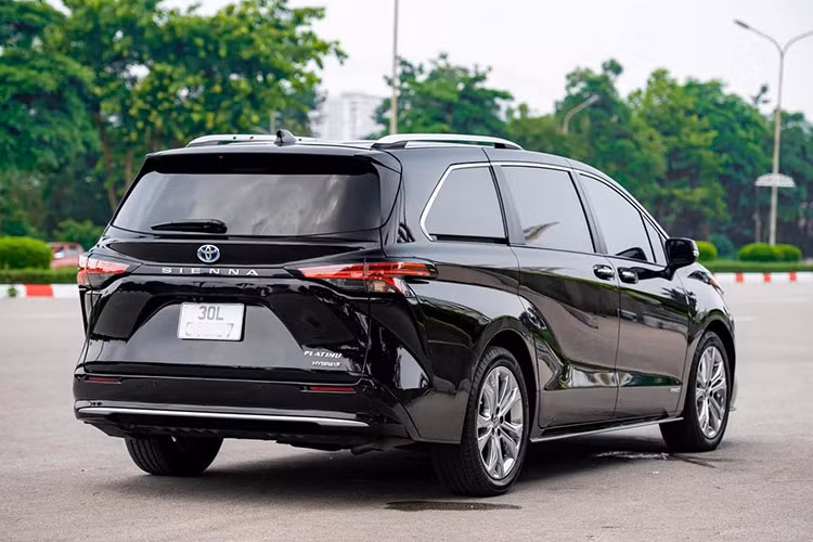 Toyota Sienna có kích thước dài 5.095 mm, rộng 1.984 mm, cao 1.796 mm. Trục cơ sở dài 3.030 mm, khoảng sáng gầm xe 165 mm. Bình xăng có dung tích 75 lít. Bộ vành hợp kim 18 inch có thiết kế 5 chấu kép.