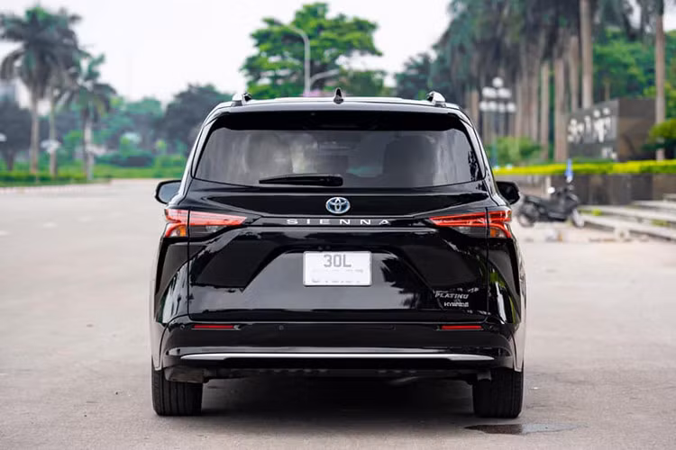 Về trang bị an toàn, mọi phiên bản của Sienna 2021 đều được trang bị tiêu chuẩn gói Toyota Safety Sense 2.0, bao gồm phanh khẩn cấp tự động, kiểm soát hành trình thích ứng với công nghệ dừng/đi tạm thời, cảnh báo chệch làn đường với hỗ trợ đánh lái, hỗ trợ nhận diện biển báo, ...