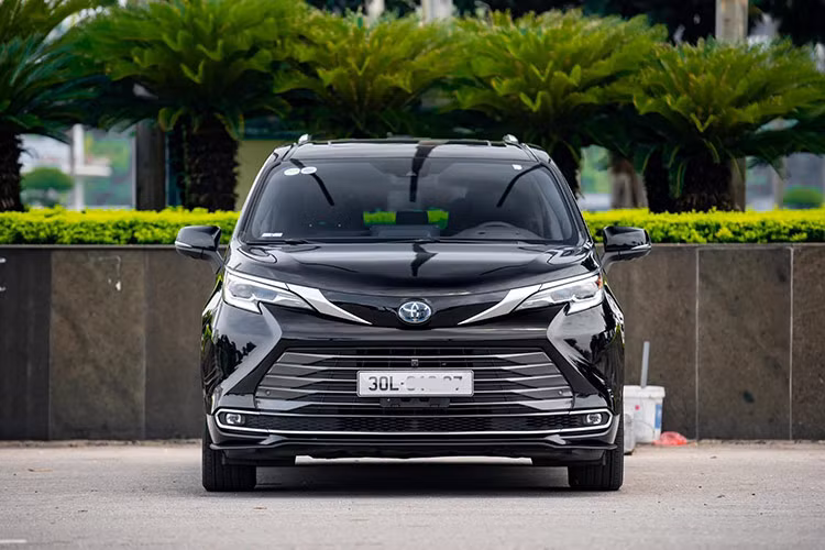 Toyota Sienna vẫn được xem là mẫu xe MPV gia đình "đẳng cấp" ở Việt Nam, nhất là đối với phiên bản cao cấp. Dòng xe này nhập khẩu từ Mỹ nên nó càng trở nên có giá trị hơn đối với khách hàng ở Việt Nam và đặc biệt giữ giá sau nhiều năm sử dụng.