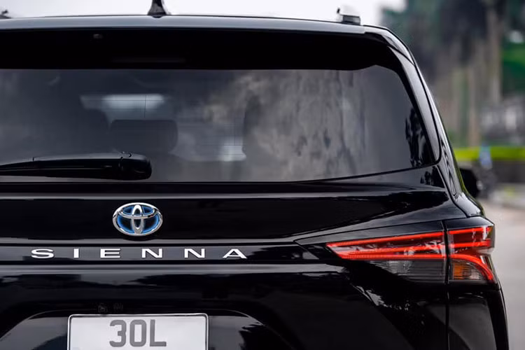 Các đặc điểm nổi bật trên Sienna 2021 là lưới tản nhiệt phía trước có kích thước lớn hơn, đèn pha góc cạnh sắc sảo và chi tiết chắn bùn phía sau hung hăng bắt chước chiếc SUV của Highlander. Cụm đèn hậu LED phía sau cũng có đồ hoạ mới sắc nét hơn.